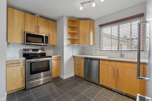 205 15 Avenue Ne, Calgary, AB - Indoor Photo Showing Kitchen
