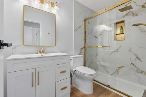 205 15 Avenue Ne, Calgary, AB - Indoor Photo Showing Bathroom