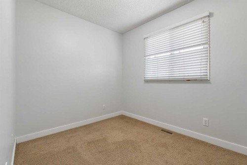 205 15 Avenue Ne, Calgary, AB - Indoor Photo Showing Other Room