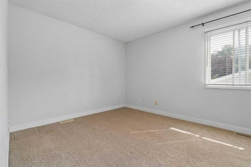 205 15 Avenue Ne, Calgary, AB - Indoor Photo Showing Other Room