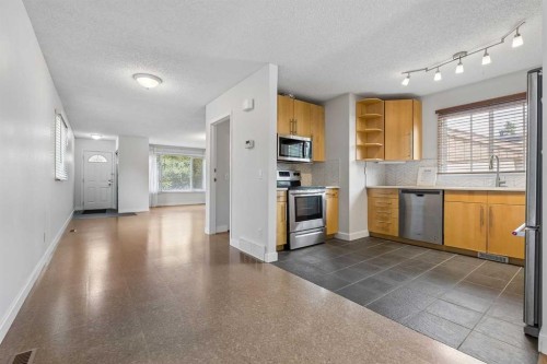 205 15 Avenue Ne, Calgary, AB - Indoor Photo Showing Kitchen