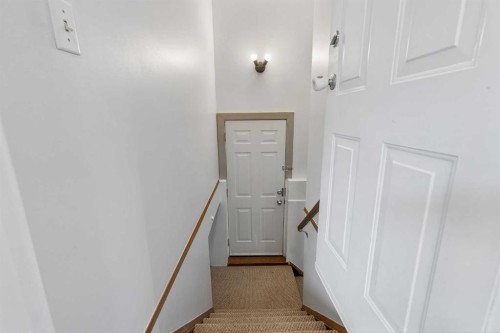 205 15 Avenue Ne, Calgary, AB - Indoor Photo Showing Other Room
