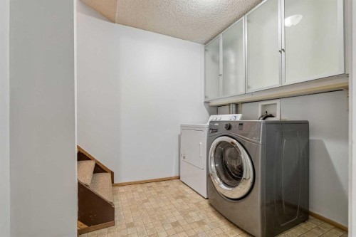 205 15 Avenue Ne, Calgary, AB - Indoor Photo Showing Laundry Room