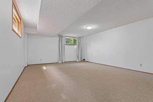 205 15 Avenue Ne, Calgary, AB - Indoor Photo Showing Other Room