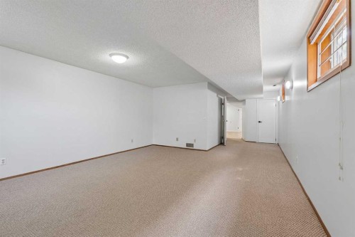 205 15 Avenue Ne, Calgary, AB - Indoor Photo Showing Other Room