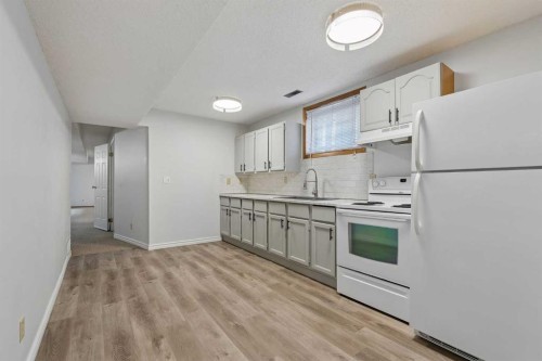 205 15 Avenue Ne, Calgary, AB - Indoor Photo Showing Kitchen
