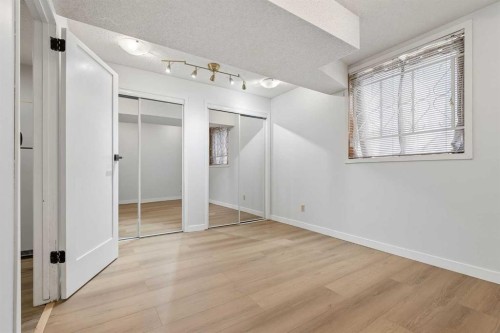 205 15 Avenue Ne, Calgary, AB - Indoor Photo Showing Other Room