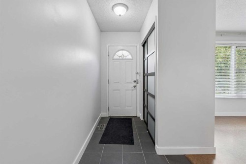 205 15 Avenue Ne, Calgary, AB - Indoor Photo Showing Other Room