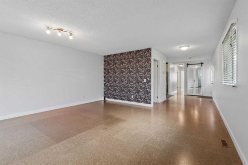 205 15 Avenue Ne, Calgary, AB - Indoor Photo Showing Other Room