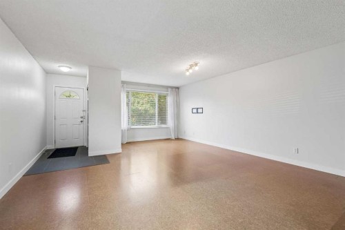 205 15 Avenue Ne, Calgary, AB - Indoor Photo Showing Other Room
