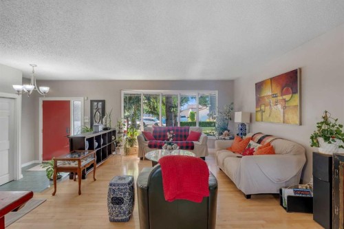 35 Rundlemere Place Ne, Calgary, AB - Indoor Photo Showing Living Room