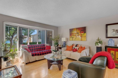 35 Rundlemere Place Ne, Calgary, AB - Indoor Photo Showing Living Room