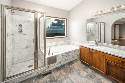 131 Edgebrook Close Nw, Calgary, AB - Indoor Photo Showing Bathroom