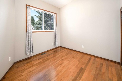 131 Edgebrook Close Nw, Calgary, AB - Indoor Photo Showing Other Room