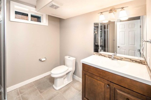 131 Edgebrook Close Nw, Calgary, AB - Indoor Photo Showing Bathroom