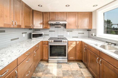 131 Edgebrook Close Nw, Calgary, AB - Indoor Photo Showing Kitchen