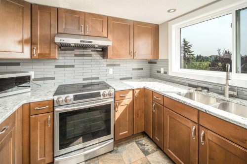 131 Edgebrook Close Nw, Calgary, AB - Indoor Photo Showing Kitchen