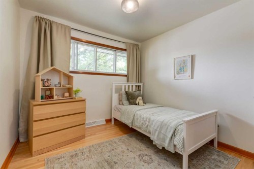 131 Thorncrest Road Nw, Calgary, AB - Indoor Photo Showing Bedroom