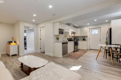 131 Thorncrest Road Nw, Calgary, AB - Indoor
