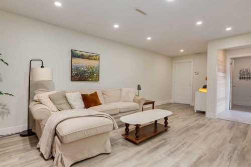 131 Thorncrest Road Nw, Calgary, AB - Indoor