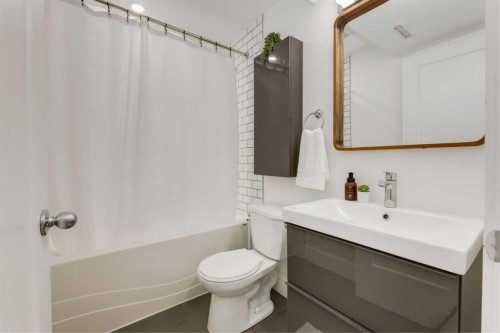 131 Thorncrest Road Nw, Calgary, AB - Indoor Photo Showing Bathroom
