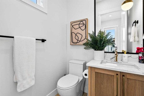 236 30 Avenue Ne, Calgary, AB - Indoor Photo Showing Bathroom