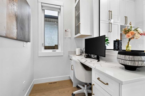 236 30 Avenue Ne, Calgary, AB - Indoor