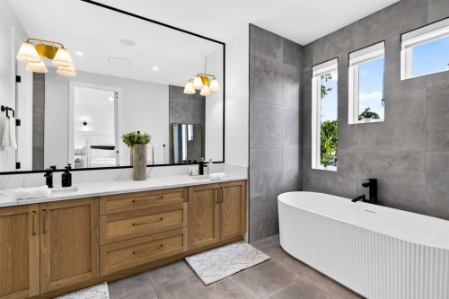 236 30 Avenue Ne, Calgary, AB - Indoor Photo Showing Bathroom