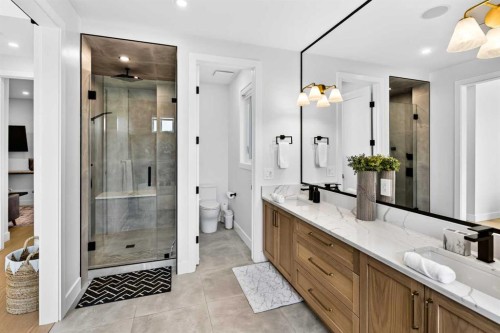 236 30 Avenue Ne, Calgary, AB - Indoor Photo Showing Bathroom