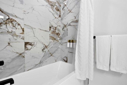 236 30 Avenue Ne, Calgary, AB - Indoor Photo Showing Bathroom