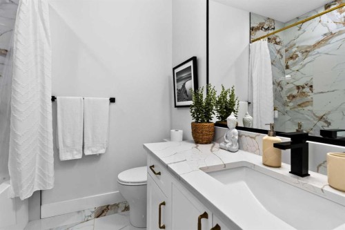 236 30 Avenue Ne, Calgary, AB - Indoor Photo Showing Bathroom