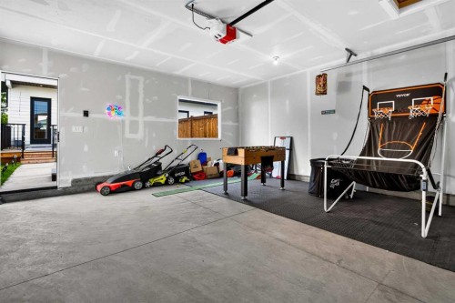 236 30 Avenue Ne, Calgary, AB - Indoor Photo Showing Other Room