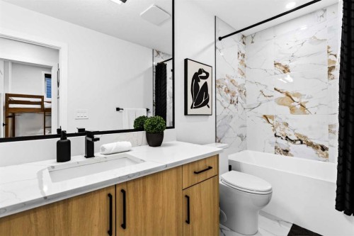 236 30 Avenue Ne, Calgary, AB - Indoor Photo Showing Bathroom