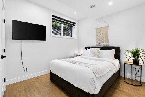 236 30 Avenue Ne, Calgary, AB - Indoor Photo Showing Bedroom