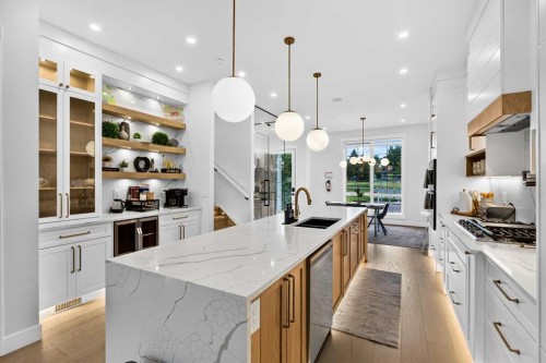 236 30 Avenue Ne, Calgary, AB - Indoor Photo Showing Kitchen With Double Sink With Upgraded Kitchen