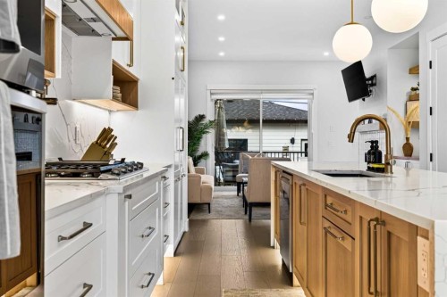236 30 Avenue Ne, Calgary, AB - Indoor Photo Showing Kitchen With Upgraded Kitchen