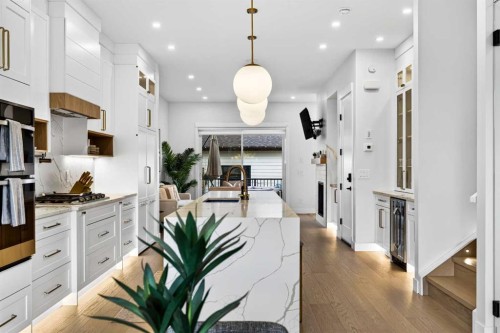 236 30 Avenue Ne, Calgary, AB - Indoor Photo Showing Kitchen With Upgraded Kitchen