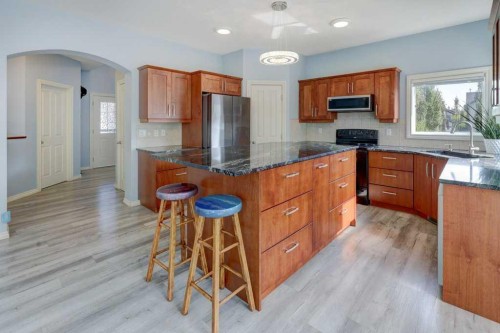 242 Crystal Green Point, Okotoks, AB - Indoor Photo Showing Kitchen