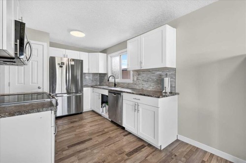 4309 26 Avenue Se, Calgary, AB - Indoor Photo Showing Kitchen