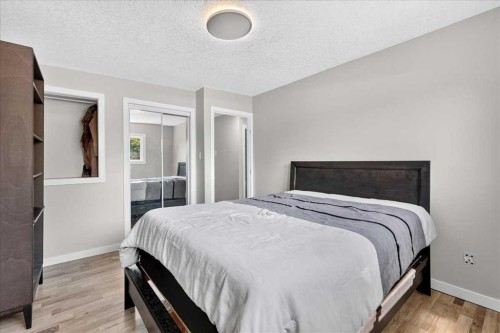4309 26 Avenue Se, Calgary, AB - Indoor Photo Showing Bedroom