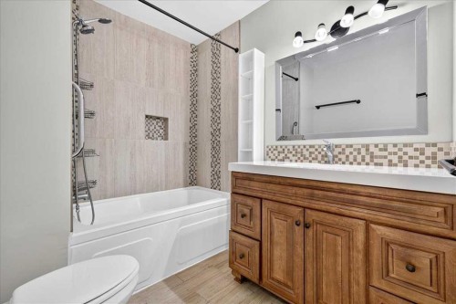 4309 26 Avenue Se, Calgary, AB - Indoor Photo Showing Bathroom