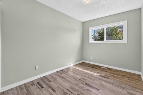 4309 26 Avenue Se, Calgary, AB - Indoor Photo Showing Other Room