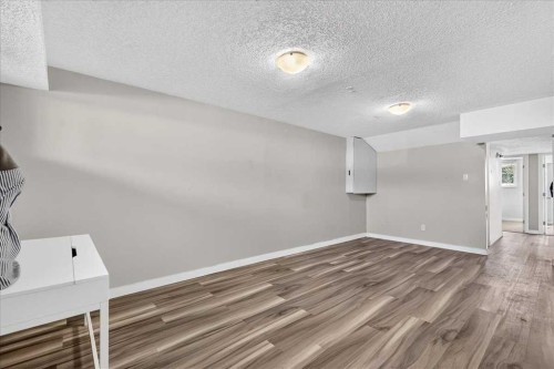4309 26 Avenue Se, Calgary, AB - Indoor Photo Showing Other Room