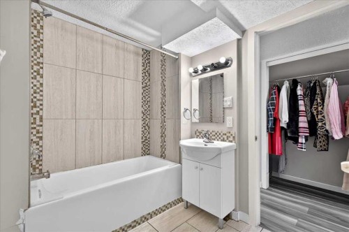 4309 26 Avenue Se, Calgary, AB - Indoor Photo Showing Bathroom