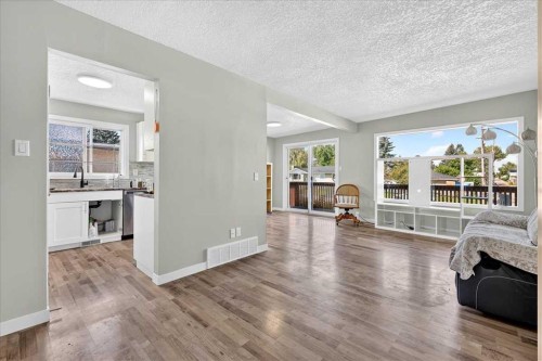 4309 26 Avenue Se, Calgary, AB - Indoor Photo Showing Living Room
