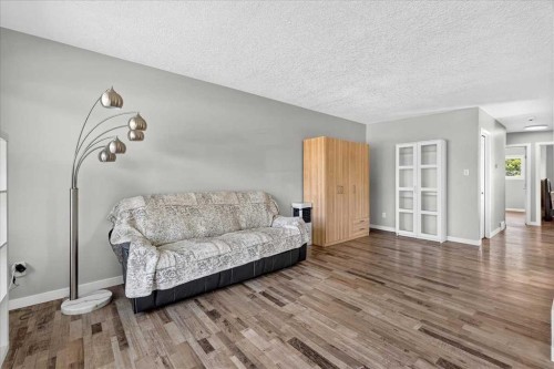 4309 26 Avenue Se, Calgary, AB - Indoor Photo Showing Living Room