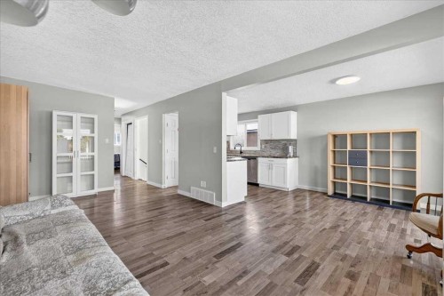 4309 26 Avenue Se, Calgary, AB - Indoor Photo Showing Other Room