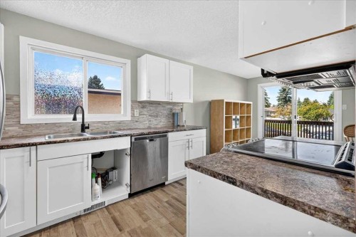 4309 26 Avenue Se, Calgary, AB - Indoor Photo Showing Kitchen