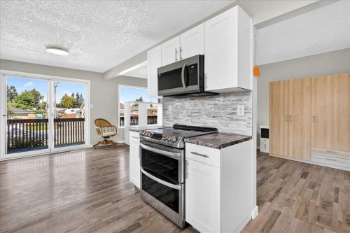 4309 26 Avenue Se, Calgary, AB - Indoor Photo Showing Kitchen