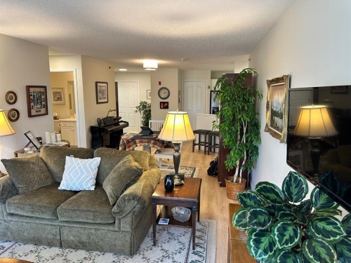 3338-1818 Simcoe Boulevard Sw, Calgary, AB - Indoor Photo Showing Living Room
